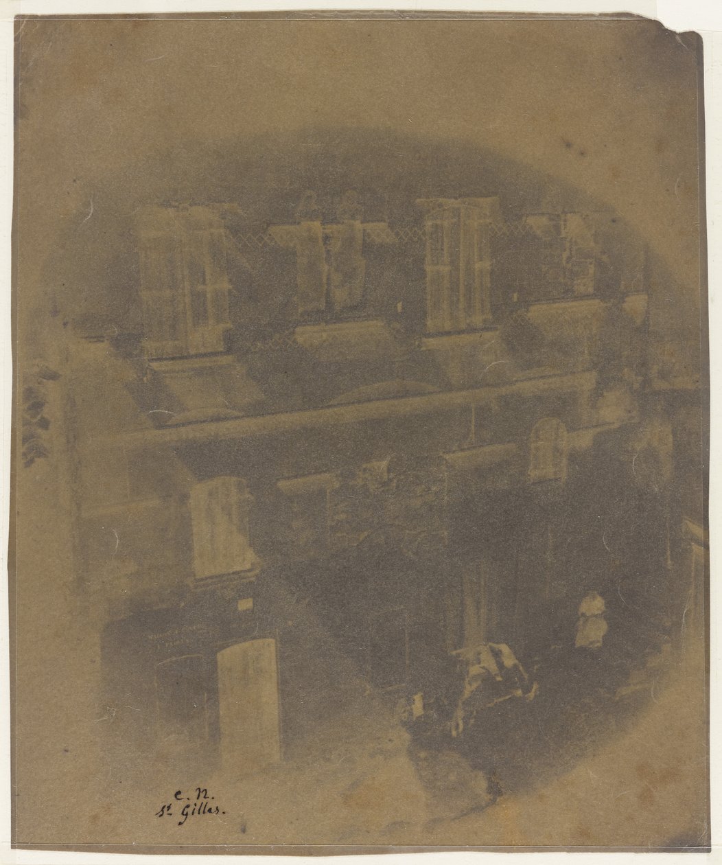 Egy római stílusú ház homlokzatának alsó része Saint-Gilles du Gardban, 1852 (kalotípia (viaszpapír negatív)) alkotó: Charles Nègre