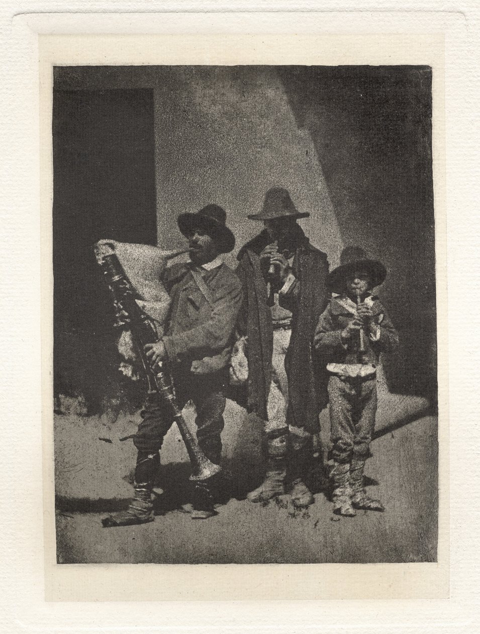 III. tábla – Három Pifferari csoport állva, a Quai Bourbon 21. szám alatti udvarban (III. tábla – Három Pifferari csoport, álló Quai Bourbon 21. szám alatt) alkotó: Charles Nègre, André Jammes