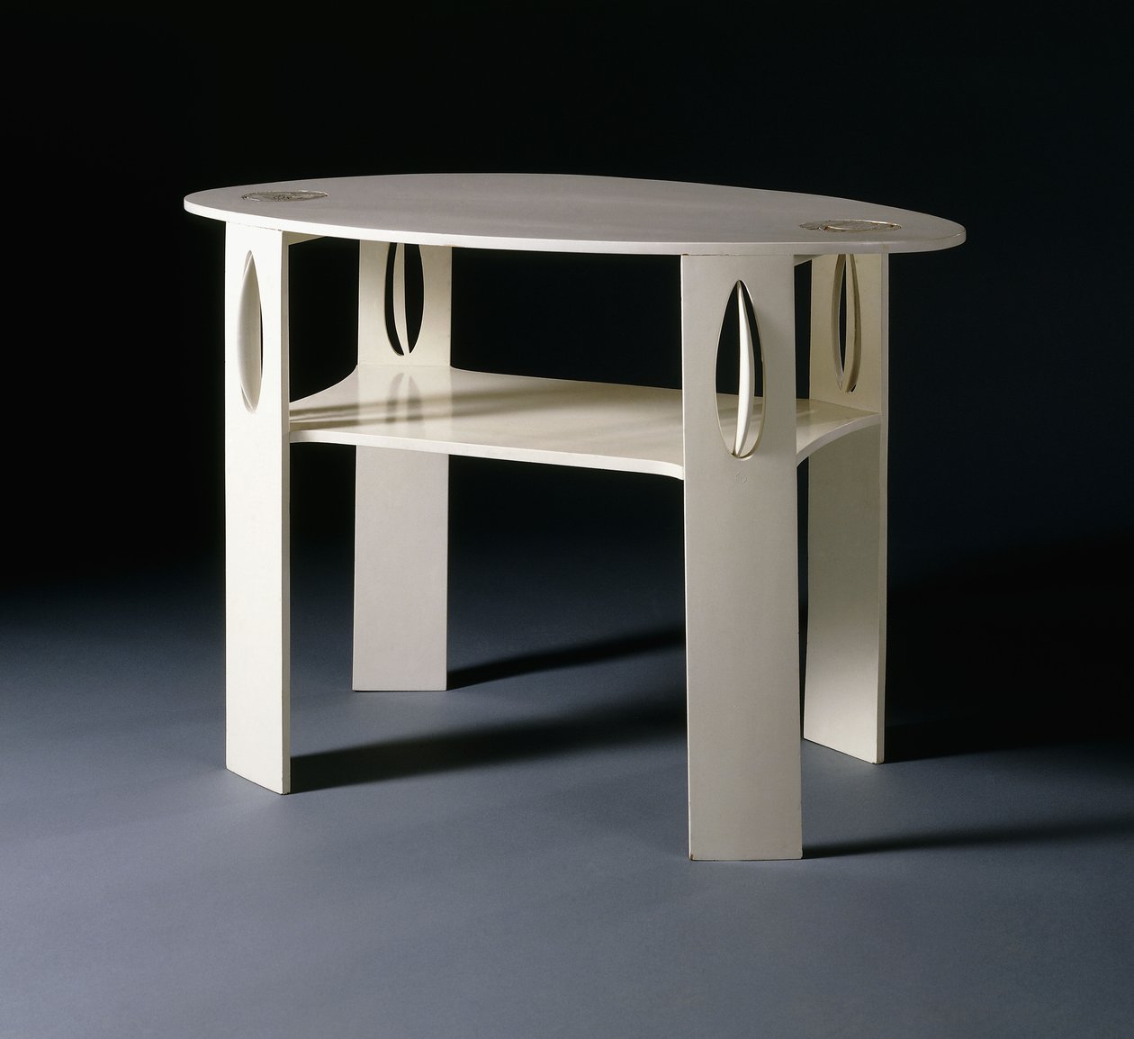 Fehér ovális asztal, eredetileg a glasgow-i Kingsborough Gardens 14-hez tervezték alkotó: Charles Rennie Mackintosh