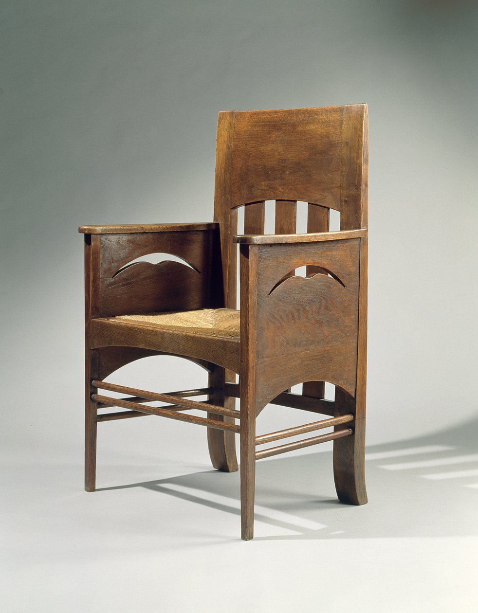 Fotel, 1897-ben tervezték (tölgy, rugós üléssel) alkotó: Charles Rennie Mackintosh