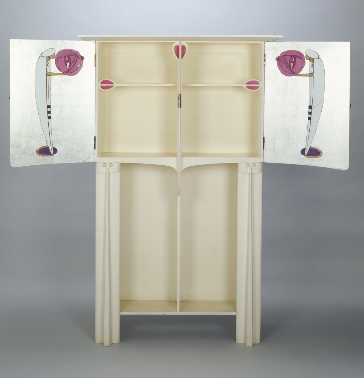 Szekrények, 14 Kingsborough Gardens, Glasgow, 1902 (festett tölgy) 88; két figura az oldalajtókon arab köpenyben és turbánban, lámpásokkal; alkotó: Charles Rennie Mackintosh