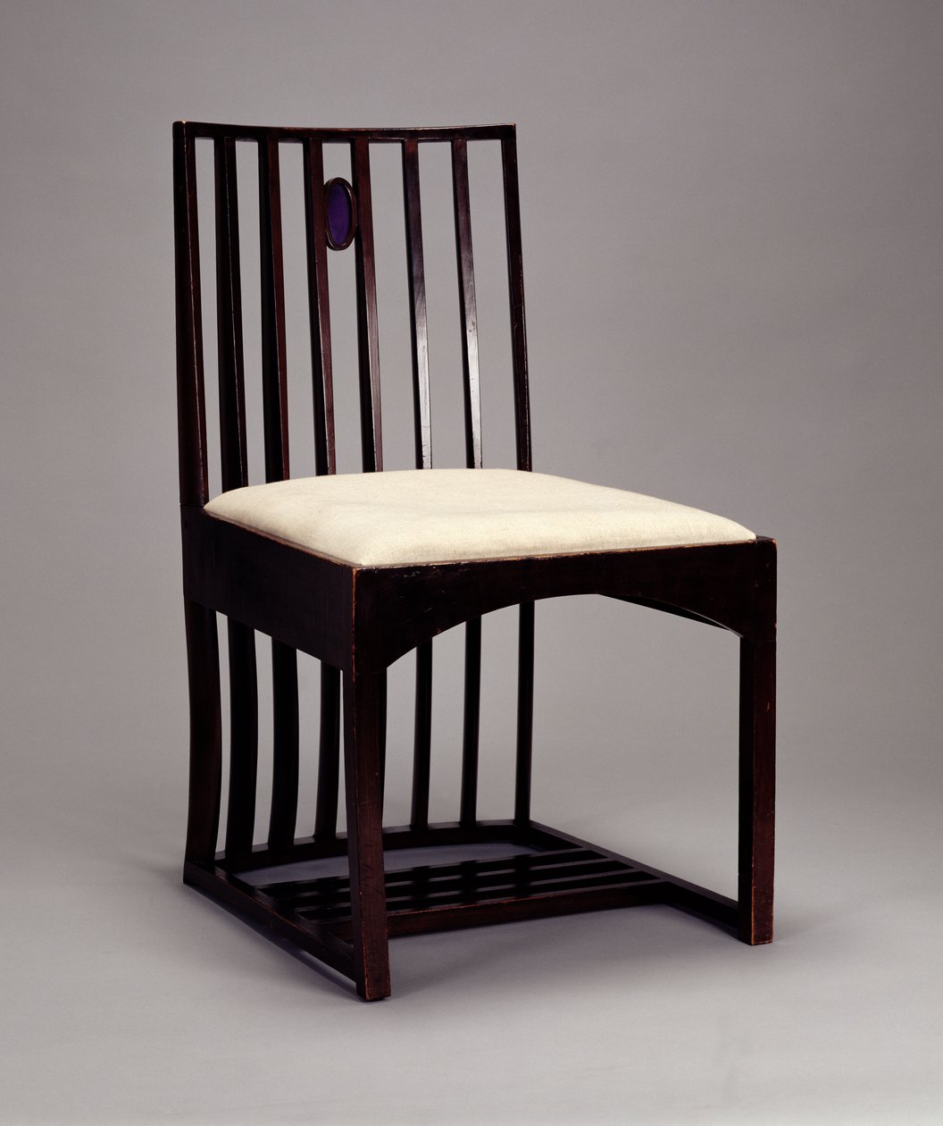 Szék a szalonban, HousHill, Glasgow, 1904 (sötétre pácolt fa, színes üveggel berakva) alkotó: Charles Rennie Mackintosh