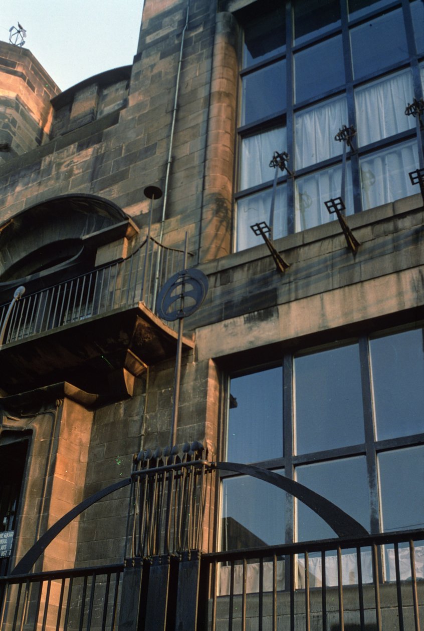 Részlet az 1897-99-ben épült északi homlokzat vasmunkájáról fotó alkotó: Charles Rennie Mackintosh