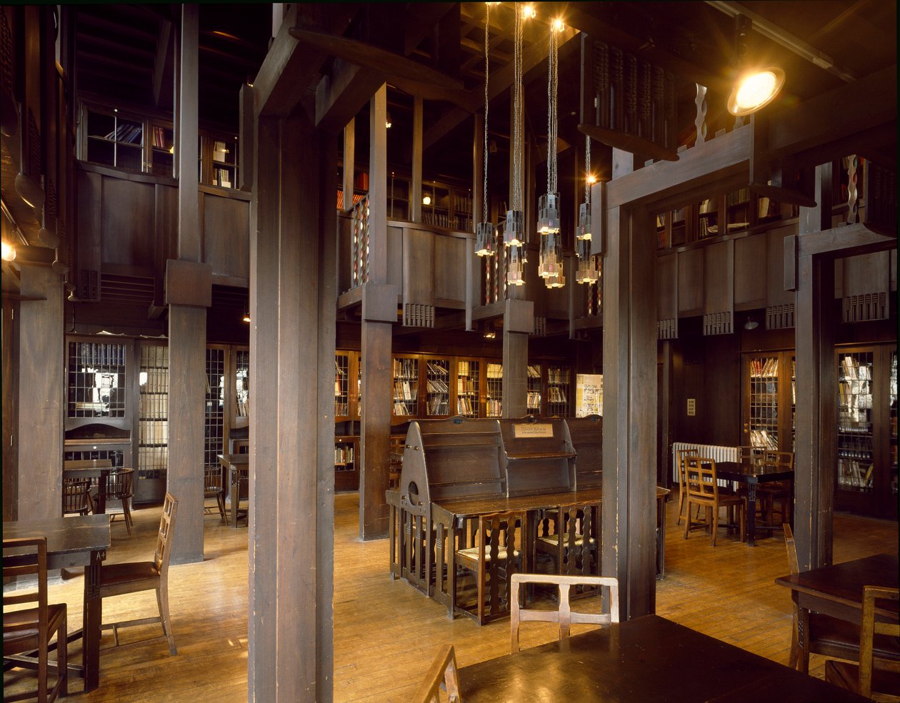 Charles Rennie Mackintosh (1868-1928) építész által tervezett Képzőművészeti Iskola olvasótermének belső képe alkotó: Charles Rennie Mackintosh