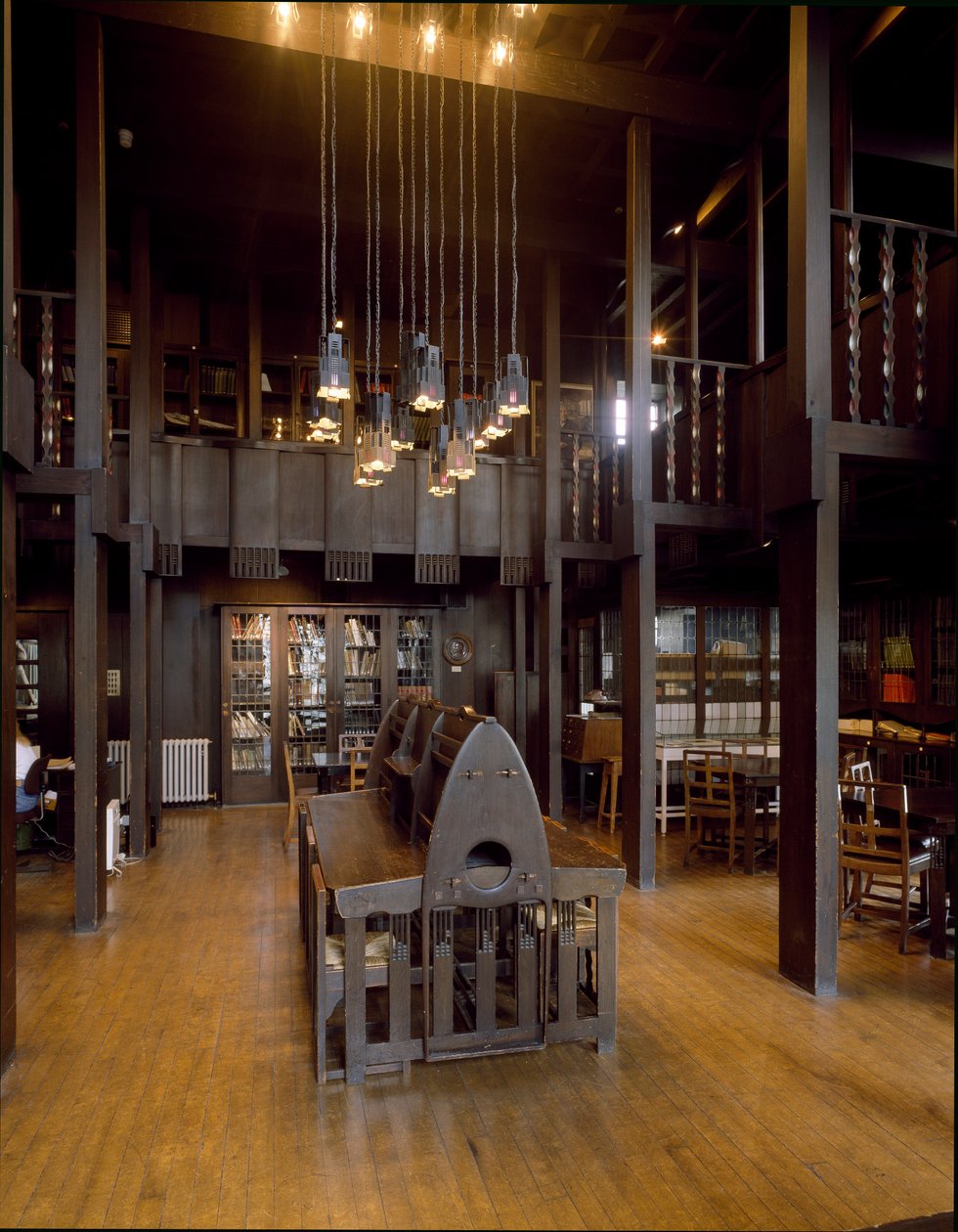 Charles Rennie Mackintosh (1868-1928) építész által tervezett Képzőművészeti Iskola olvasótermének belső képe alkotó: Charles Rennie Mackintosh