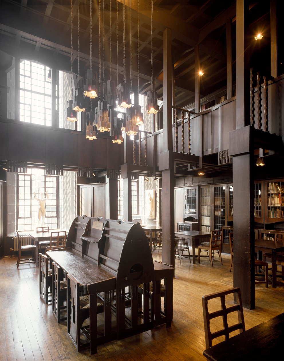 Charles Rennie Mackintosh (1868-1928) építész által tervezett Képzőművészeti Iskola olvasótermének belső képe alkotó: Charles Rennie Mackintosh