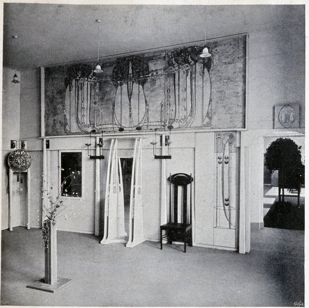 Egy bécsi dekoratív művészeti szalon belső képe, 1900 körül (Charles Rennie és Margaret MacDonald Mackintosh dekorációja és bútorai) alkotó: Charles Rennie Mackintosh