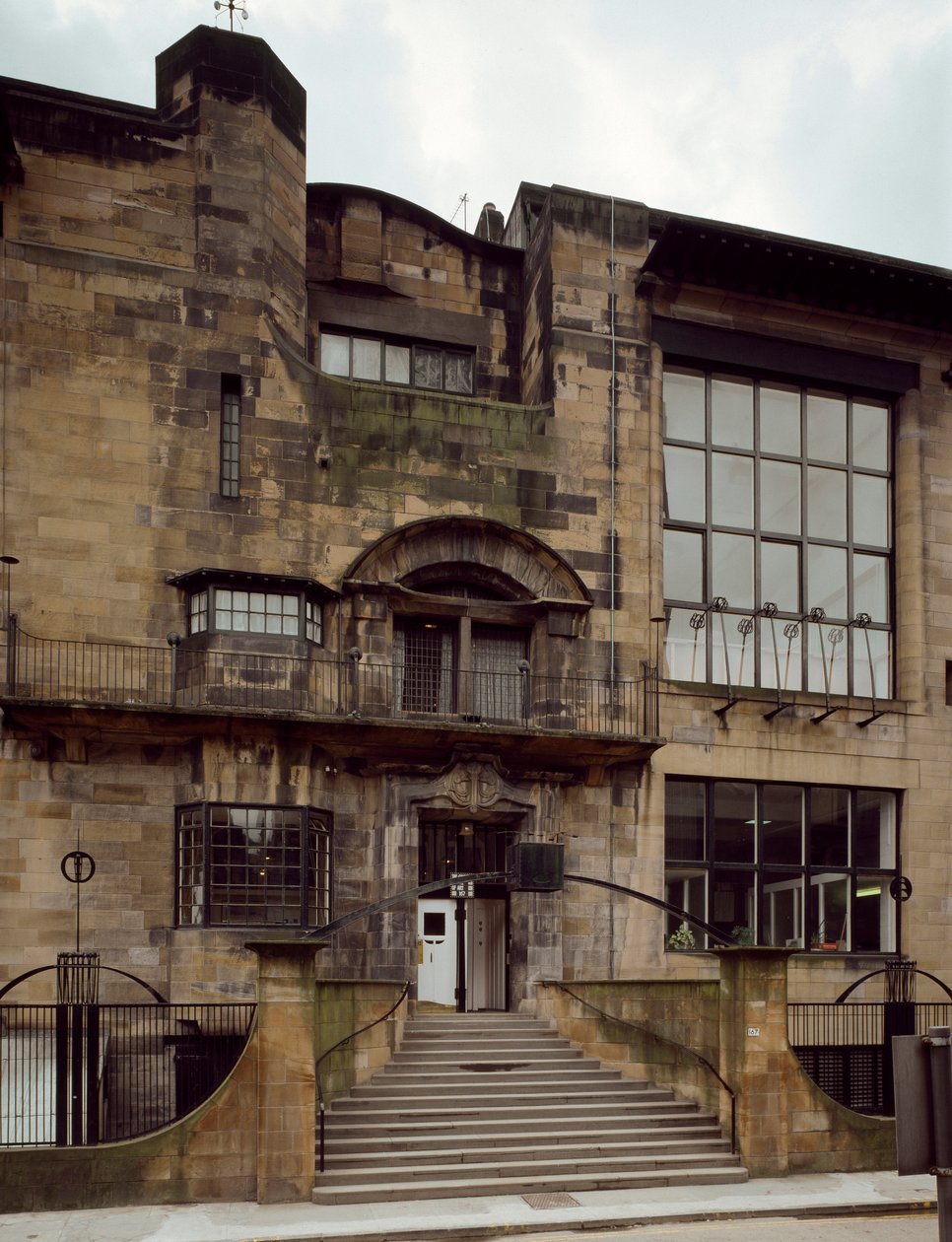 Kilátás a Képzőművészeti Iskolára, amelyet Charles Rennie Mackintosh (1868-1928) építész tervezett alkotó: Charles Rennie Mackintosh