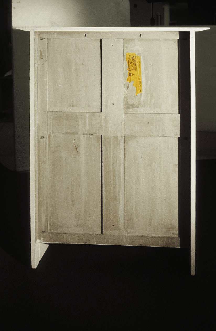 Fehér szekrény Mrs. Rowat számára, 1902 (fa, ólomüveg, zománc) alkotó: Charles Rennie Mackintosh