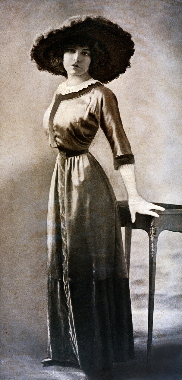 Emilie Bouchaud portréja Sarkidarázs derekán, 1909 körül (f/w fotó) alkotó: Charles Reutlinger