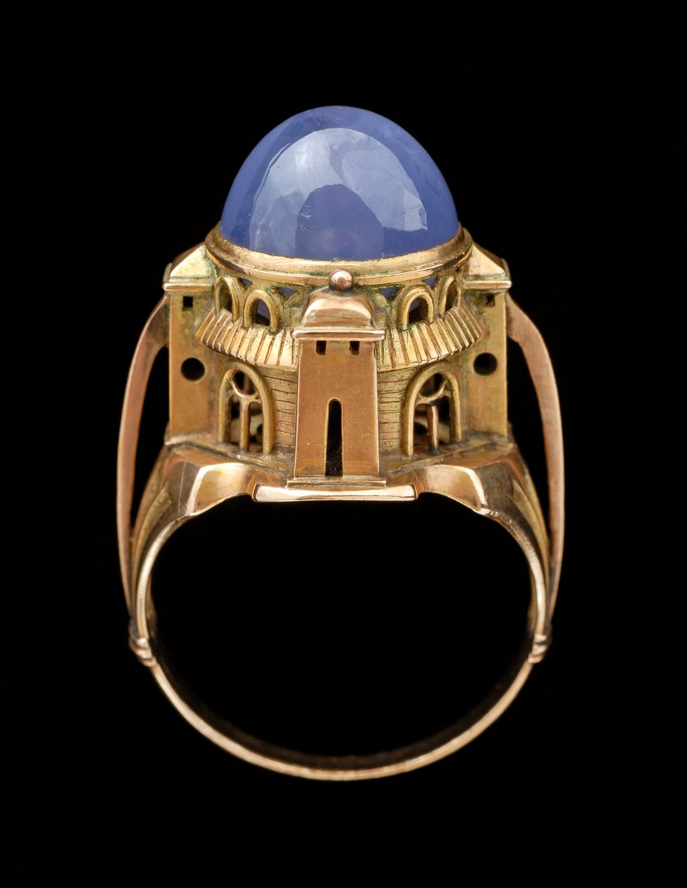 A Sabbatai gyűrű, 1904 (arany, cabochon csillag zafírral) alkotó: Charles Ricketts