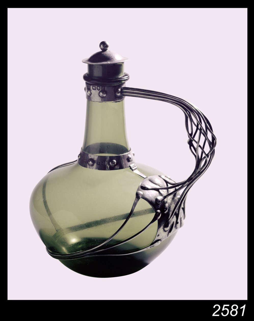 Ezüstre szerelt zöld üvegpohár, a Kézműves Céh gyártói jelzésével, 1901 (üveg és ezüst) alkotó: Charles Robert Ashbee