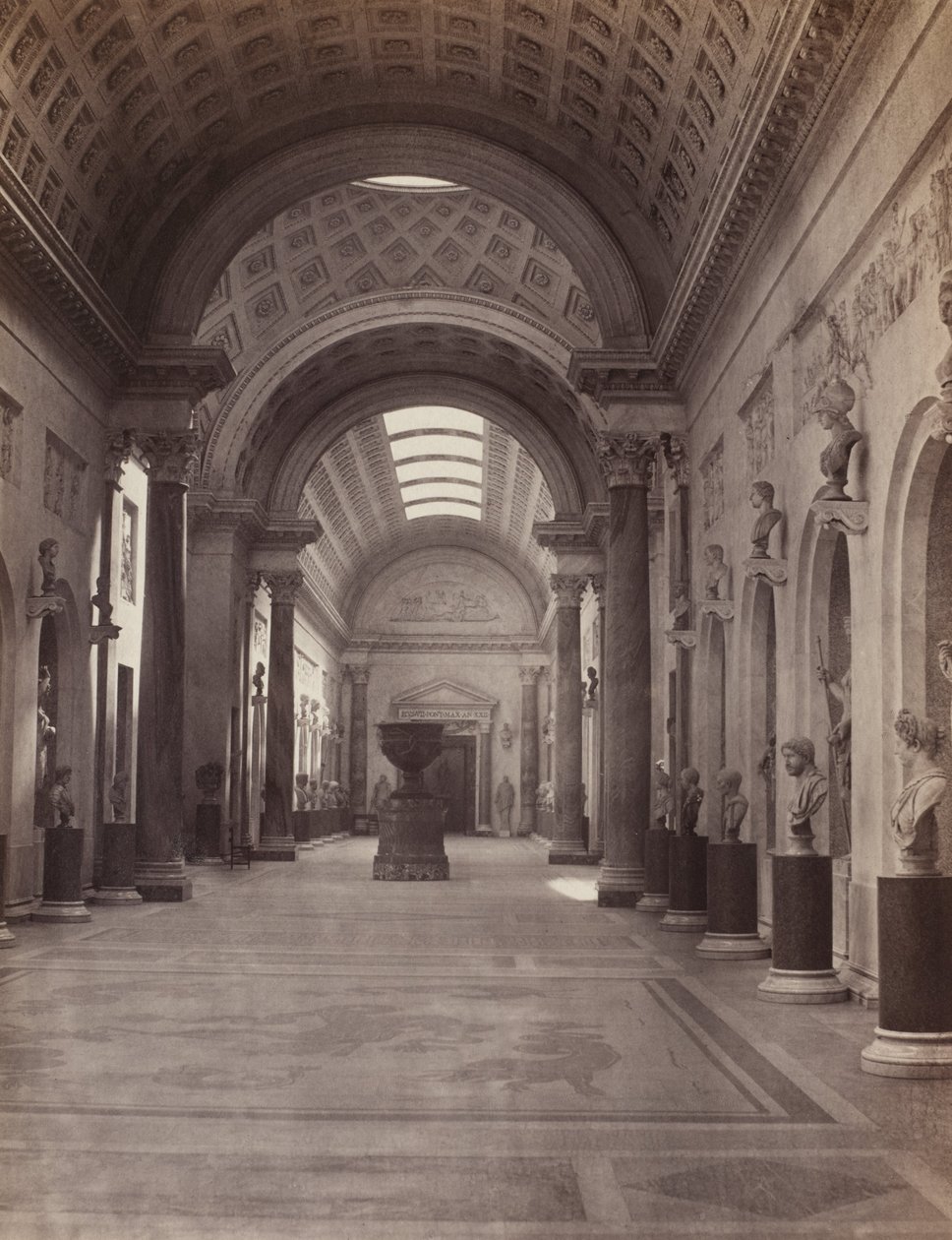 Vatikán: Galerie Nuovo Braccio, 1860 körül (albuminnyomat kollódiumnegatívról) alkotó: Charles Soulier