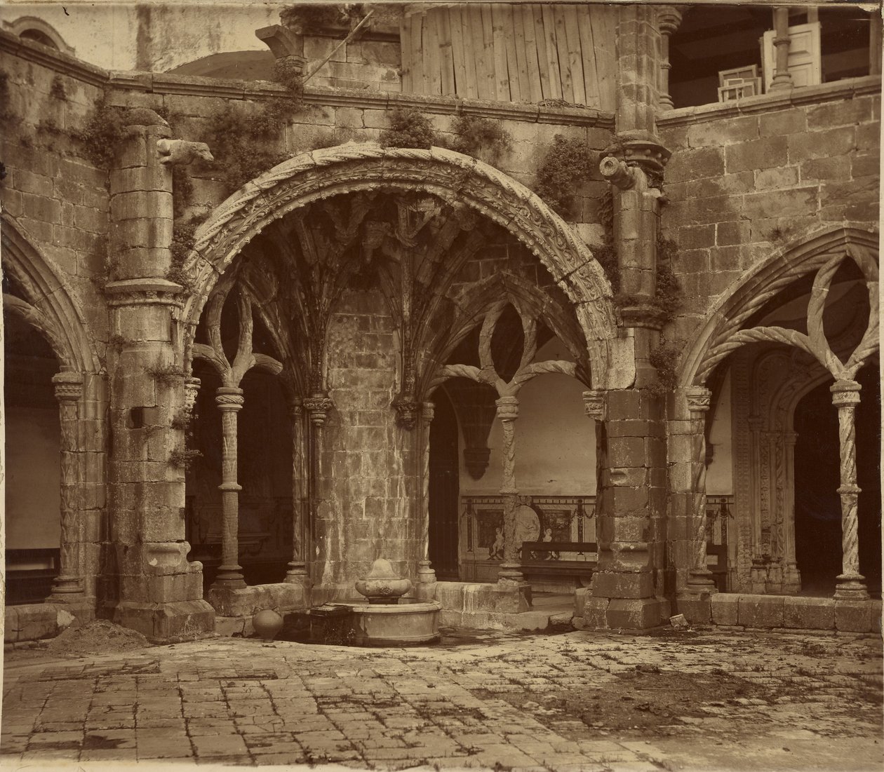 [A csend kolostorudvara, Santa Cruz de Coimbra-kolostor] alkotó: Charles Thurston Thompson
