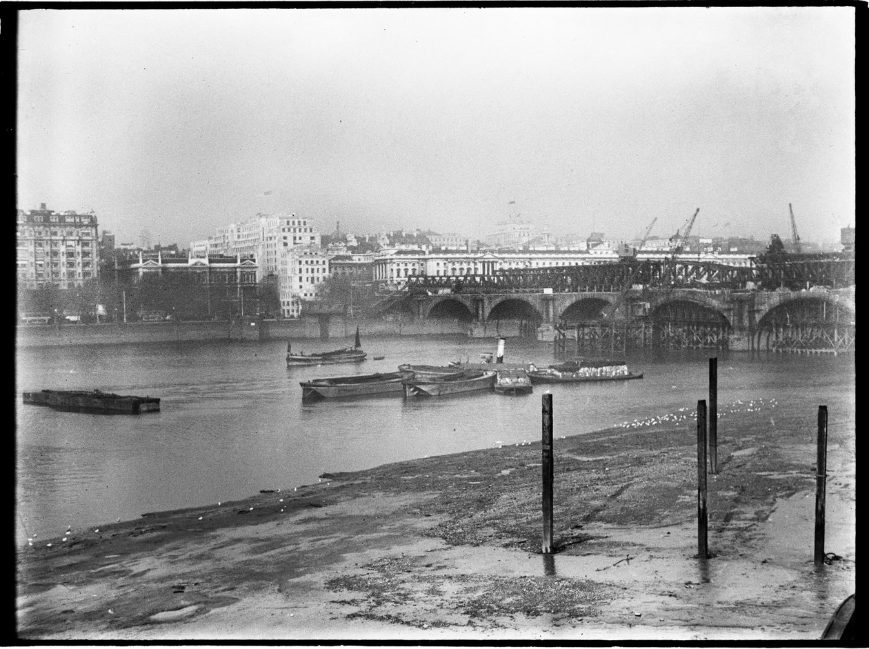 A Waterloo híd lebontása, Westminster városa, Nagy-Londoni Hatóság, 1936. alkotó: Charles William Prickett