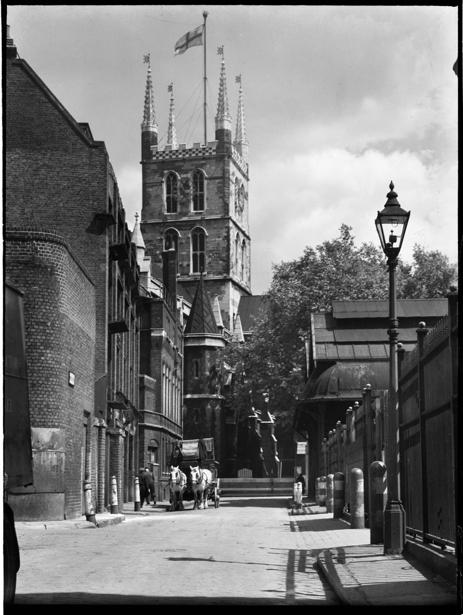 Southwark Cathedral, Montague Close, Southwark, Greater London Authority, 1930-as évek. alkotó: Charles William Prickett