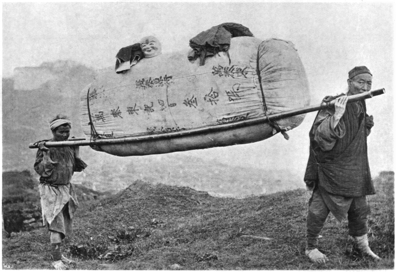 Pamutot hordozó kulisszák, 1901 alkotó: Chinese Photographer