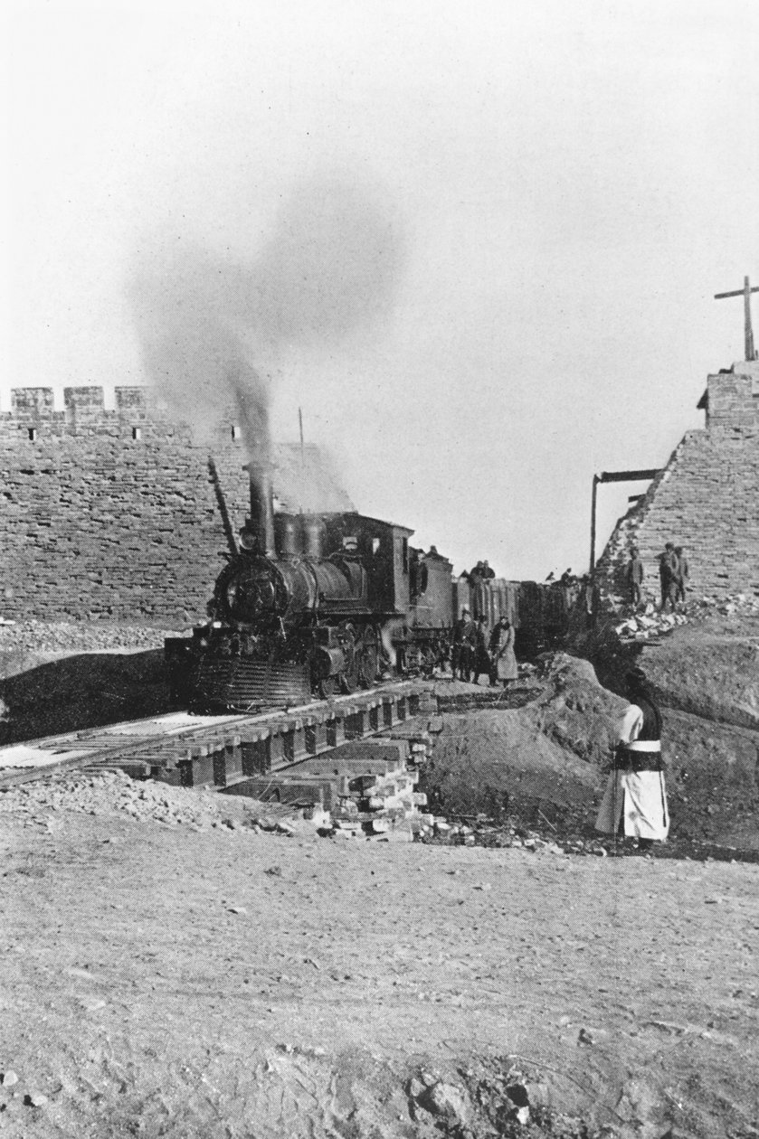 Az első vonat, amely áthaladt Peking falán, Kínában, 1900 körül alkotó: Chinese Photographer