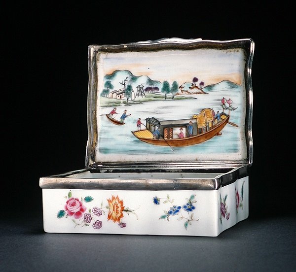 Mogul tubákos doboz, Qianlong-korszak (1736-95) 1760 körül (porcelán) (lásd még: 314538) alkotó: Chinese School