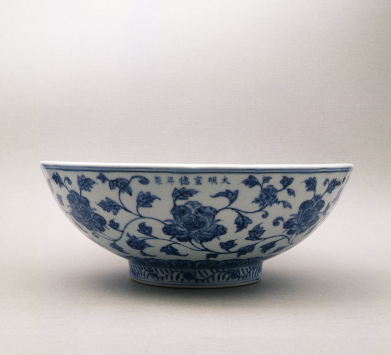 Kék-fehér tál virágdíszítéssel, Hsuan Te uralkodási jelével, 1426-35, Ming-dinasztia, 1368-1644 (porcelán) alkotó: Chinese School