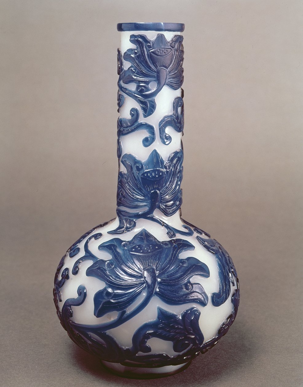 Kínai kék-fehér cameo üvegpalack, Chien Lung időszak (1736-95) alkotó: Chinese School