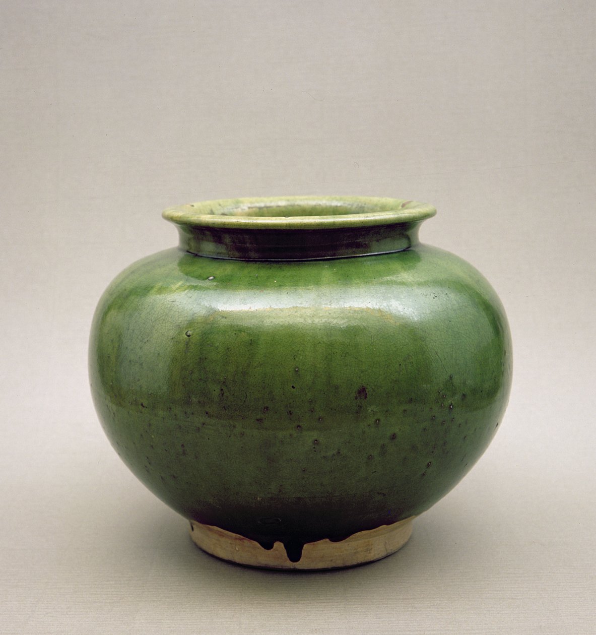 Kínai tégely, Yueh edény, Six Dynasties (265-589 AD) (celadon edény) alkotó: Chinese School