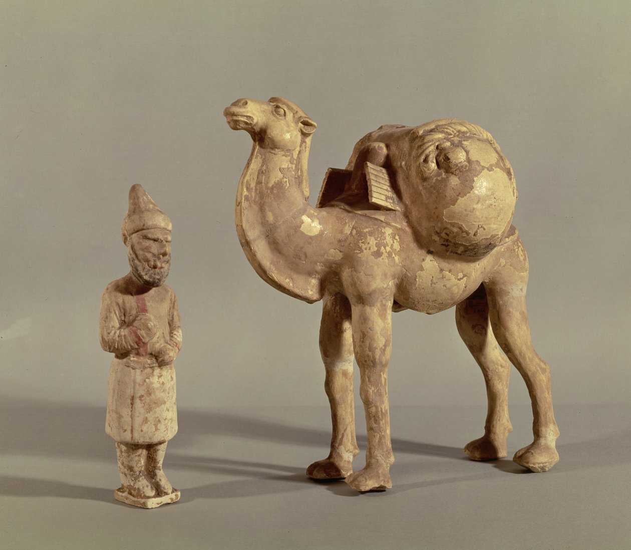Temetési szobrok egy megrakott tevéről és egy barbár karavánjáróról, a Tang-dinasztiáról (618-907) alkotó: Chinese School