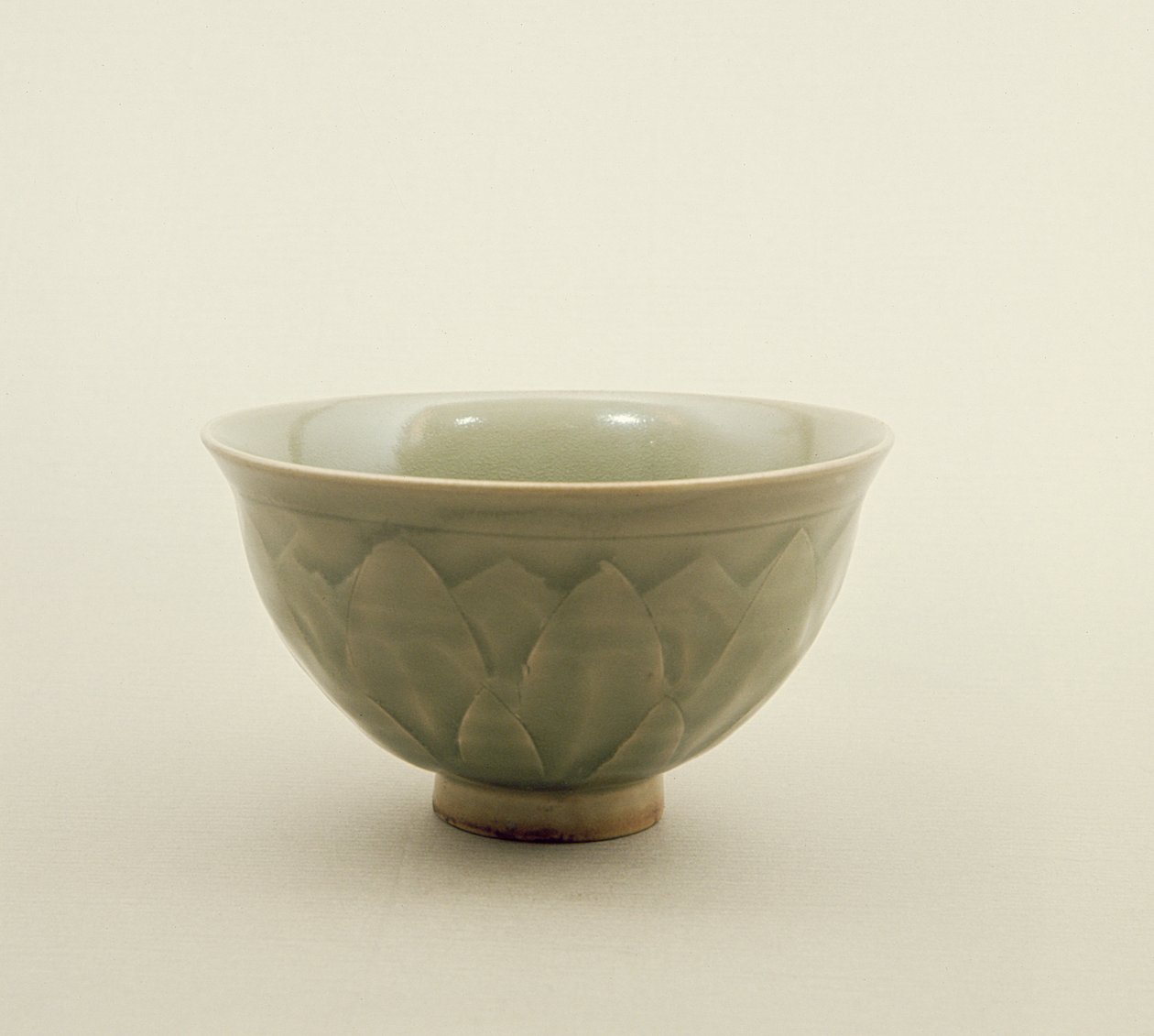 Északi celadon tál, lótuszszirom mintával díszítve, Sung-dinasztia (960-1280) (celadon edény) alkotó: Chinese School