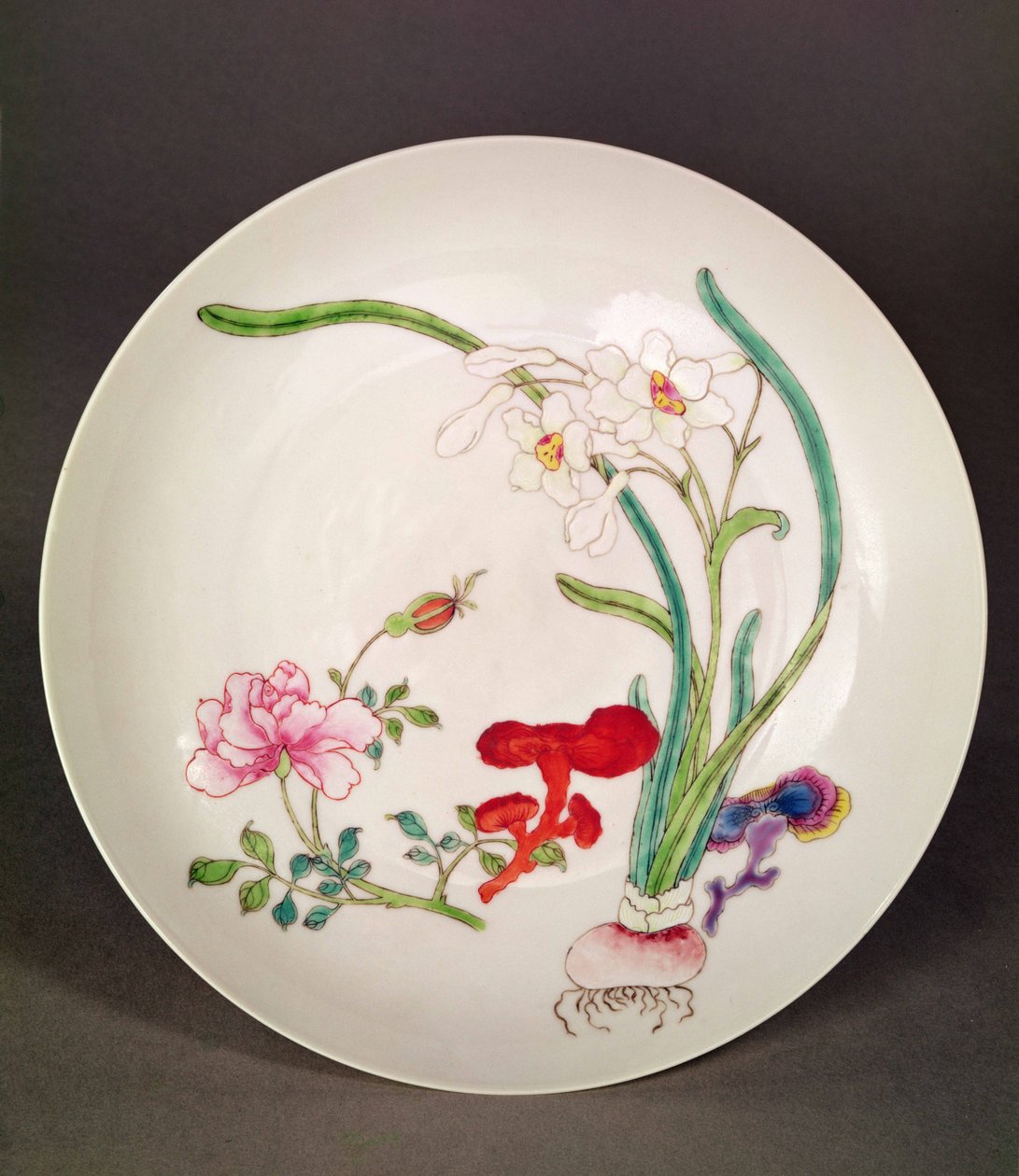 Porcelántál, famille rózsa dekoráció, Yung Cheng korszak (1723-35) alkotó: Chinese School