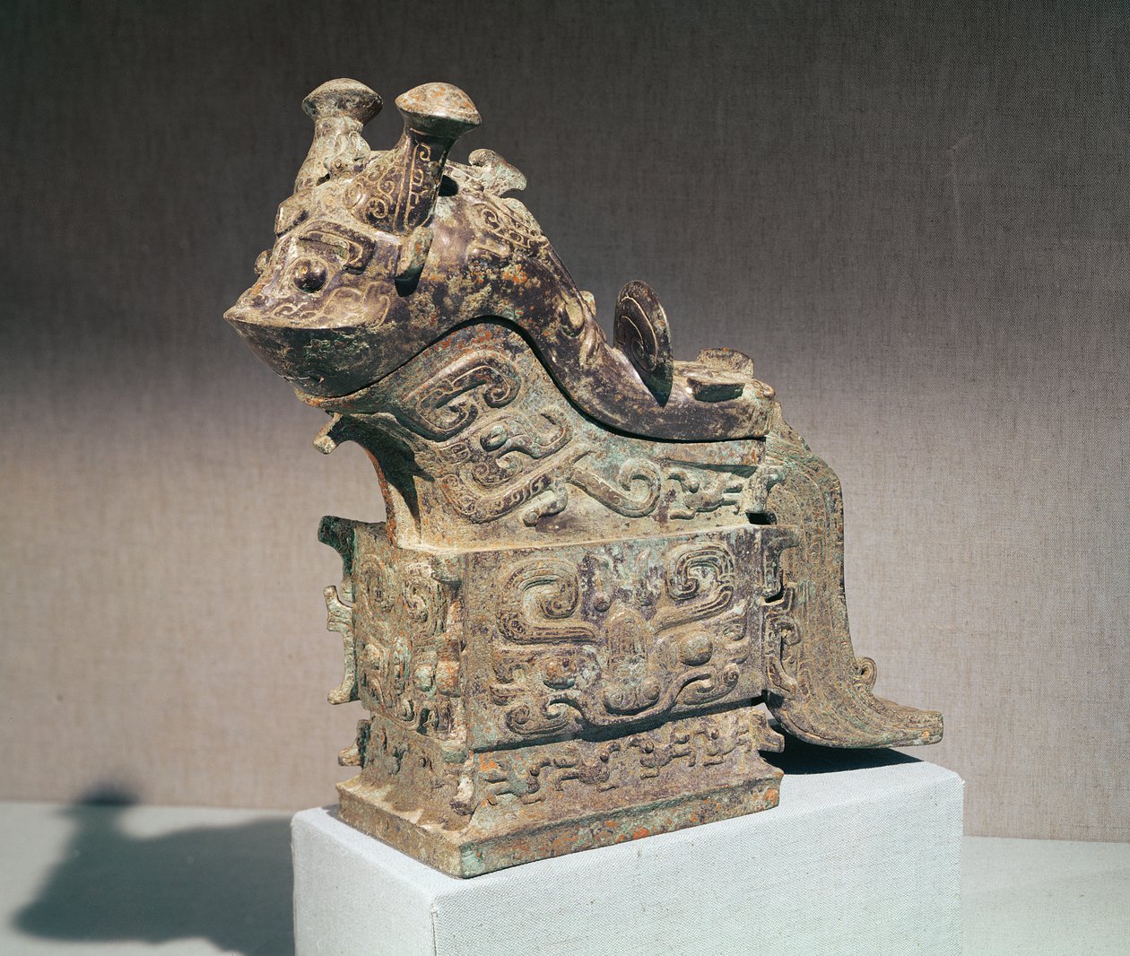 Rituális „kuang” borkeverő szörny alakban, „jih chi” felirattal, a Fufengből, Shaanxiból, Nyugati Chou-dinasztiából (bronz) alkotó: Chinese School