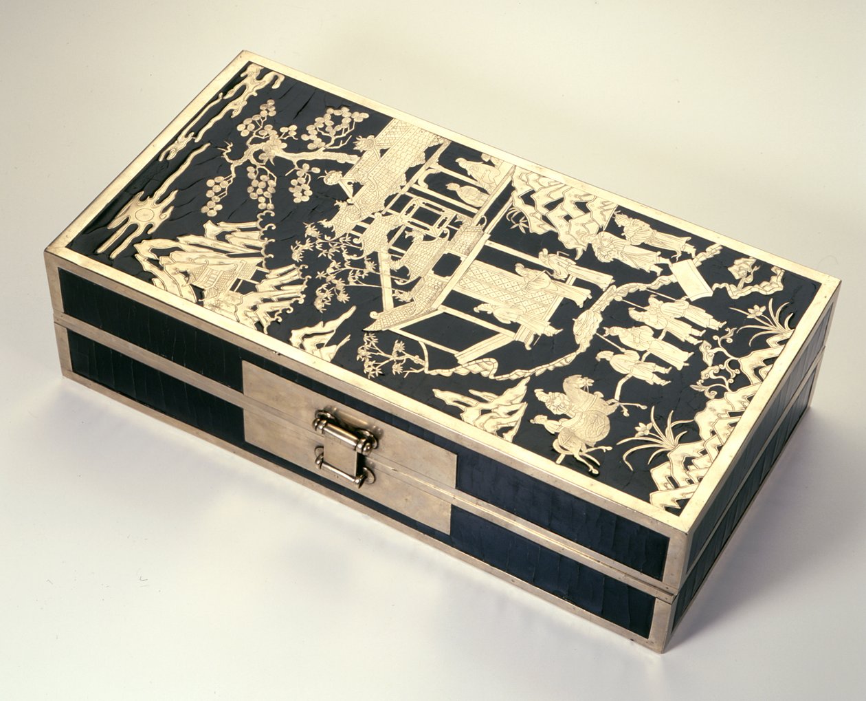 Irat vagy házassági doboz, figurákkal hegyi tájban, Wan Li korszak 1573-1619 (lakkozott fa pai-tung fehér sárgaréz berakással) alkotó: Chinese School Chinese School