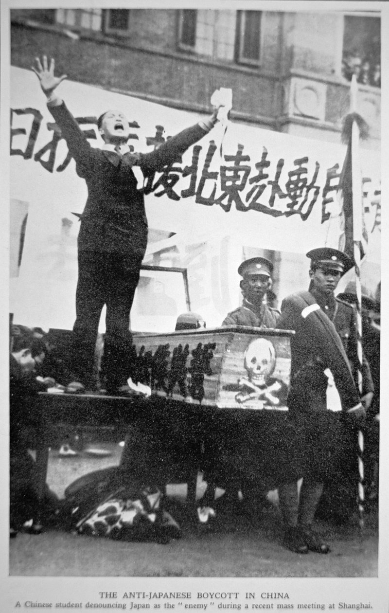 Egy kínai diák ellenségnek ítélte Japánt egy sanghaji tömegtalálkozón az 1932-es kínai japán-ellenes bojkott részeként alkotó: Chinese Photographer