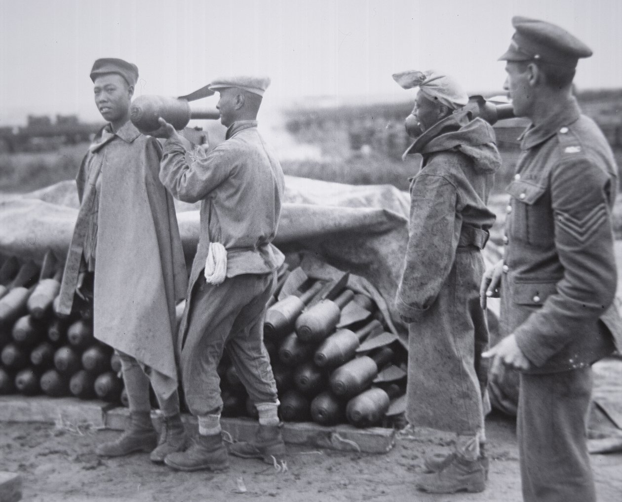 Légibombákat raktározó kínai egység egy franciaországi hadianyagraktárban alkotó: Chinese Photographer