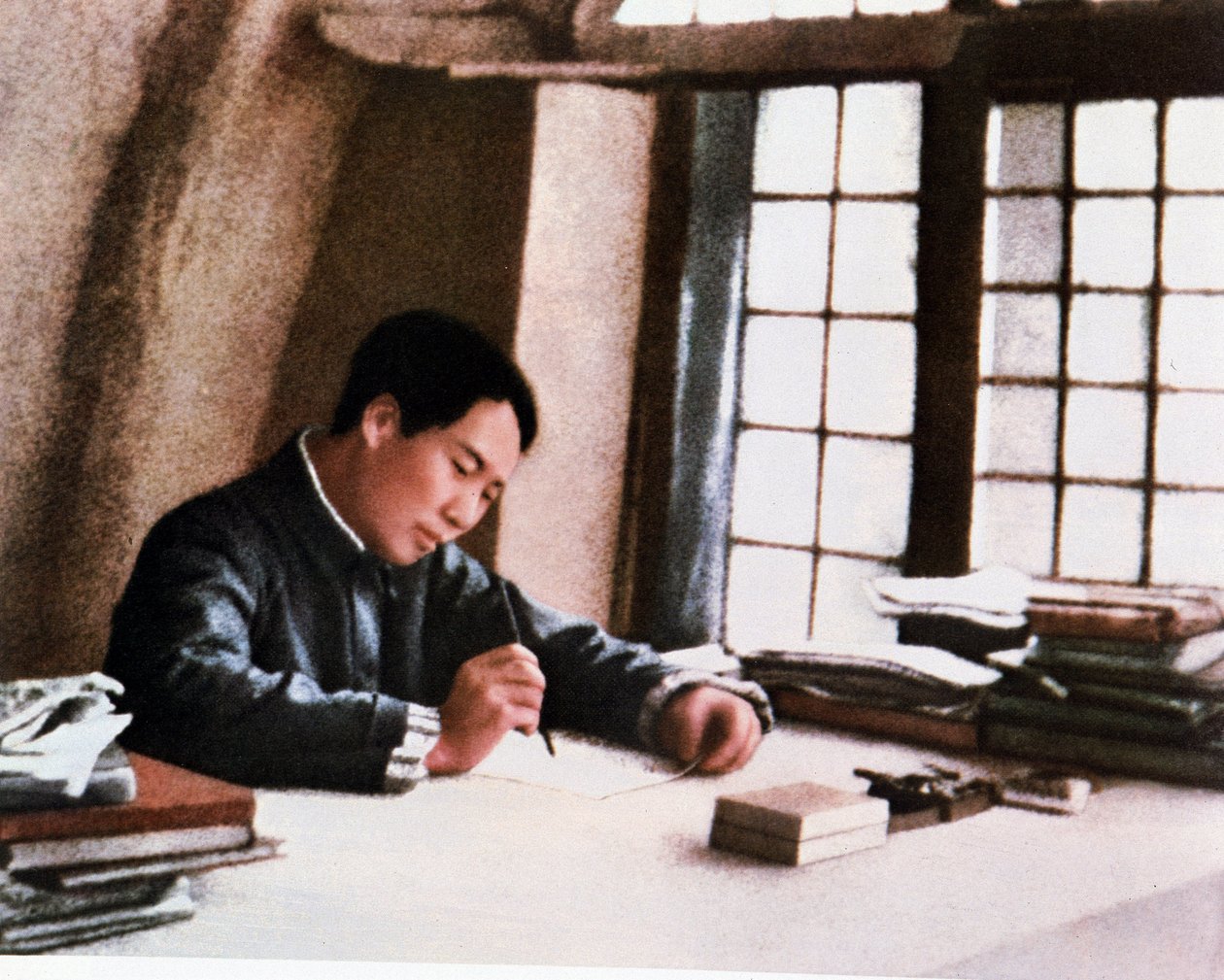 Mao egy yenani barlangban írja „A hosszan tartó háborúból” című művét alkotó: Chinese Photographer