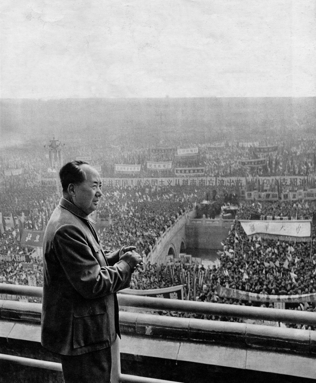 Mao Ce-Tung kínai államfő (Mao Ze-Dong vagy Mao Zedong vagy Mao Ce-Tung vagy Mao Tse-Tung) (1893-1976) portréja a Kommunista Párt megemlékezésén. Kína, 1960 körül. alkotó: Chinese Photographer