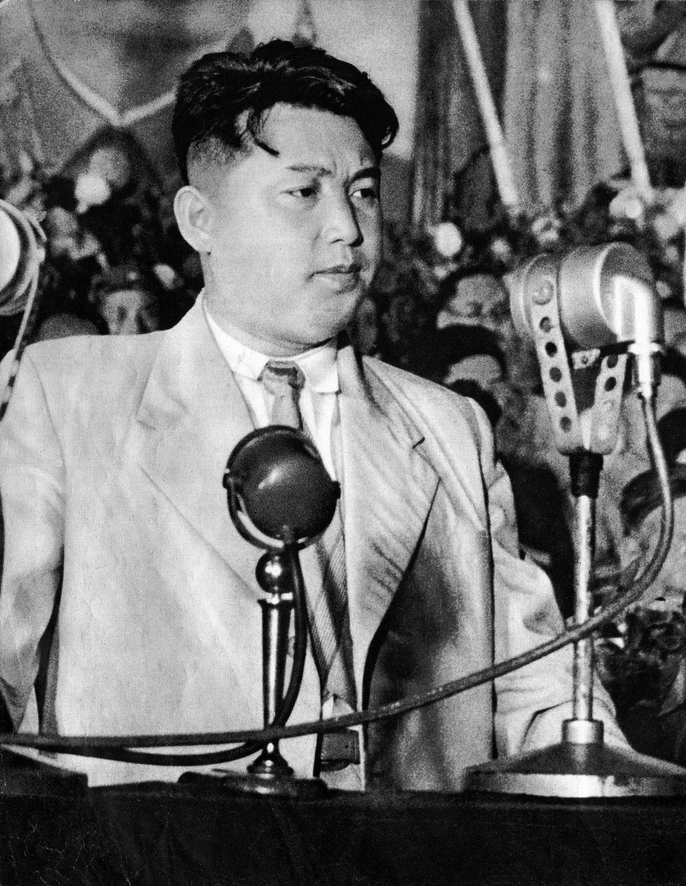 Kim Ir Szen, a Koreai Népi Demokratikus Köztársaság elnökének portréja alkotó: Chinese Photographer