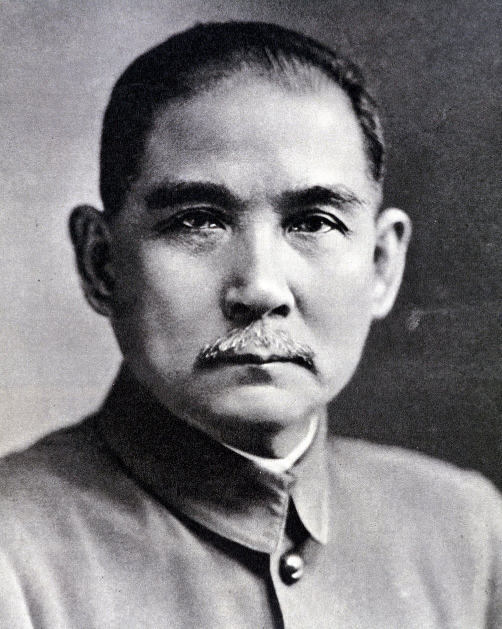 Szun Jat-szen (Yat Sen, Zhongshan) (1866-1925), kínai forradalmár és államférfi portréja. alkotó: Chinese Photographer