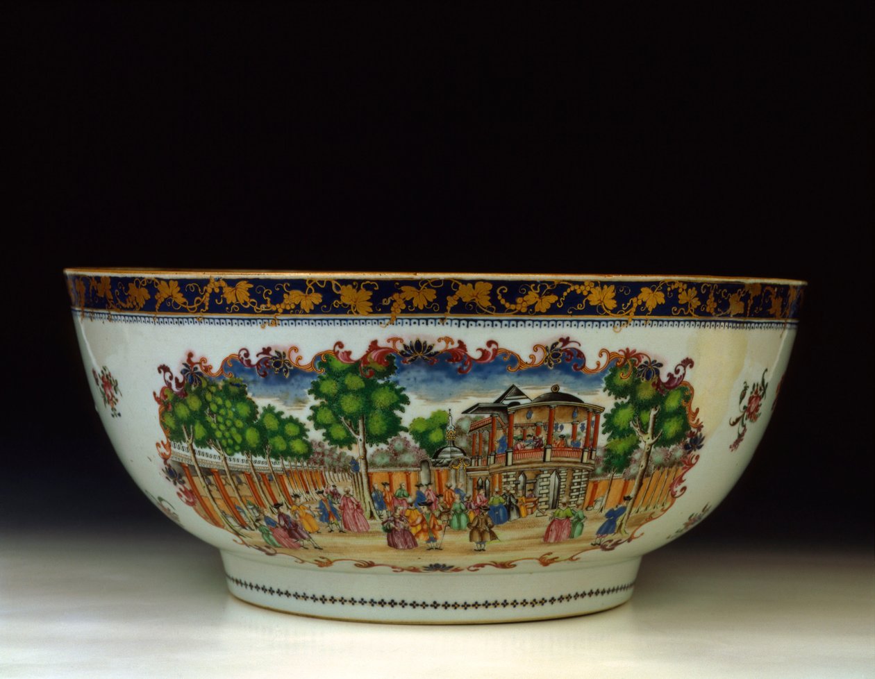 Egy famille rose "London" punchbowl, kilátással a Grand Walkra, Vauxhall Gardens, 1750-1800 alkotó: Chinese School