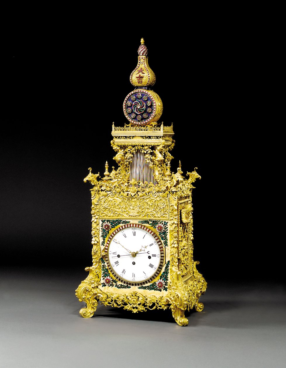 Egy nagyon ritka ormolu, pasztabetétes zenei automata asztali óra, valószínűleg Guangzhou, 1790 körül alkotó: Chinese School