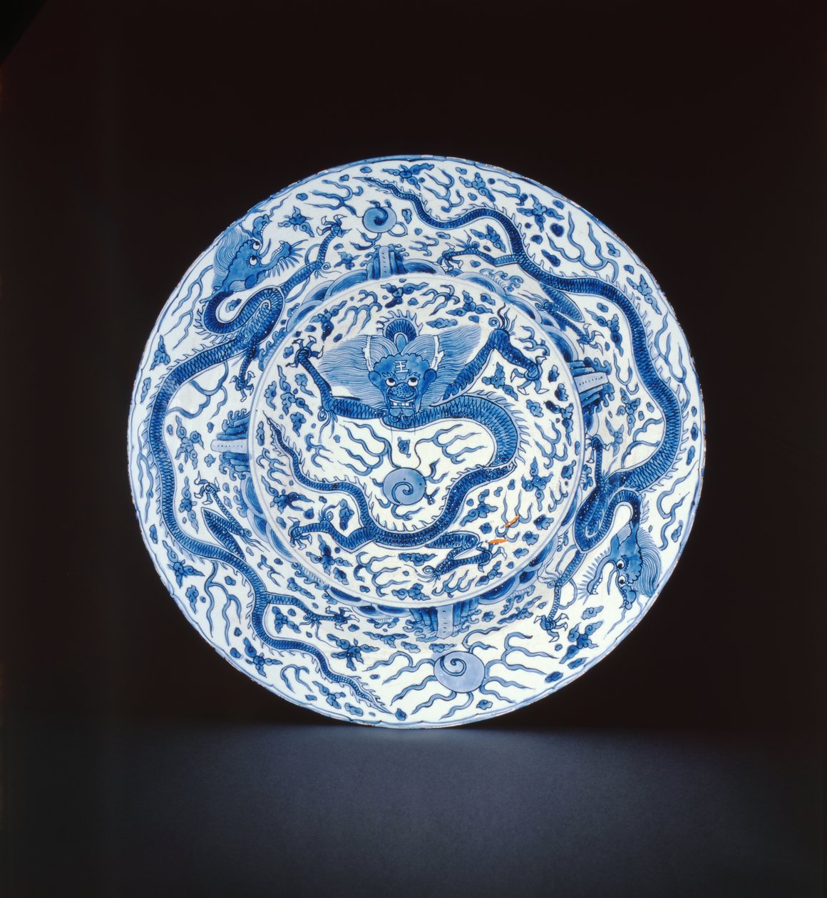 Kék-fehér edény sárkányokkal festve, Wanli vagy Chongzheng, 1600-35 (porcelán) alkotó: Chinese School