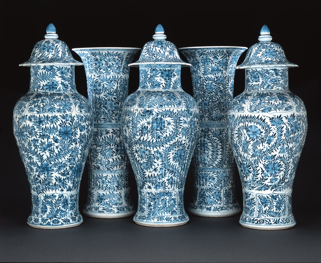Kék-fehér garnitúra, Kangxi korszak (1662-1722) (porcelán) alkotó: Chinese School