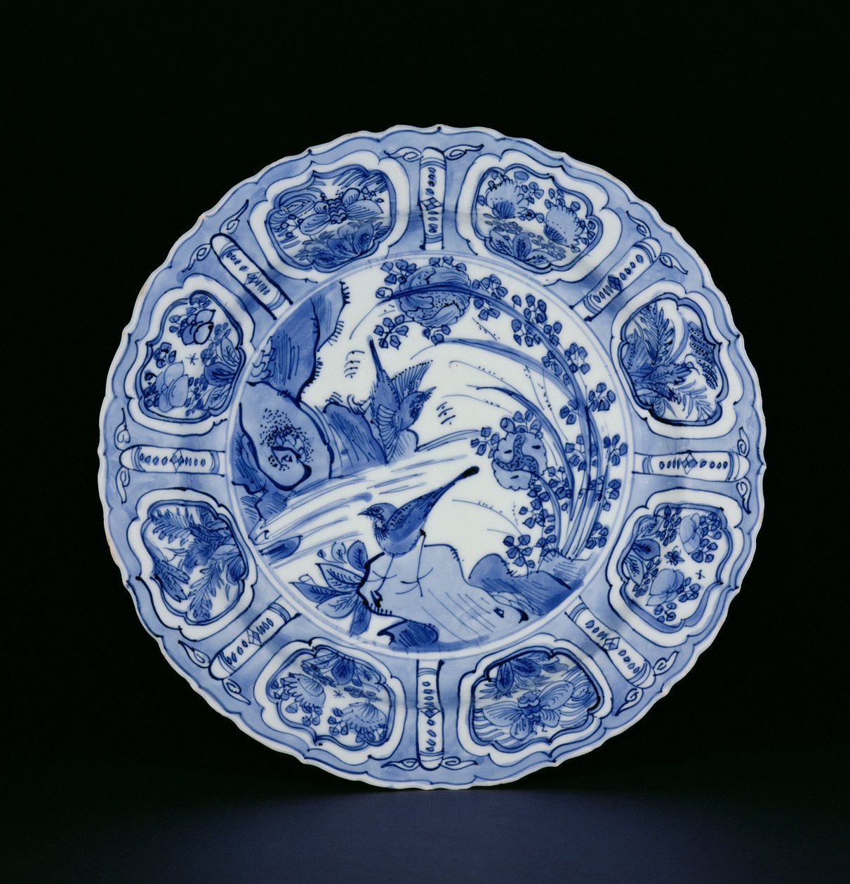 Kék-fehér kraak tányér festett madarakkal egy tájban, kócsagjegy, Wanli, 1595-1605 (porcelán) (lásd: 205991) alkotó: Chinese School