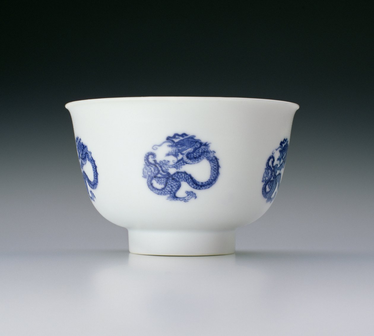 Tál, sárkánygömbökkel díszítve, Kangxi jelzéssel és 1662-1722-es korszakkal (porcelán kék alámázzal) (lásd még: 142285) alkotó: Chinese School