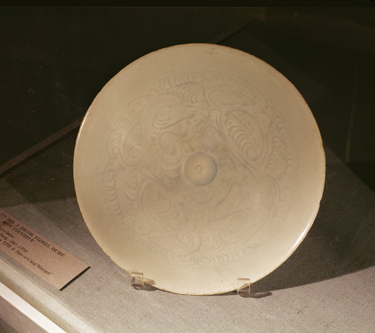 Tál bekarcolt virágdíszítéssel, Nanchangból, Jiangxi tartományból, Szung-dinasztia, 12-13. század (porcelán) alkotó: Chinese School