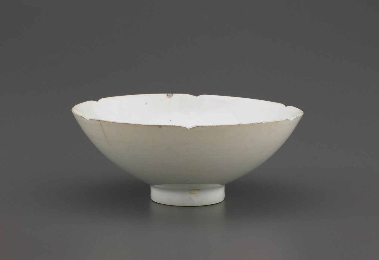 Vágott peremű tál, Jingdezhen, Jiangzi tartomány, Északi vagy Déli Song-dinasztia (kerámia) alkotó: Chinese School