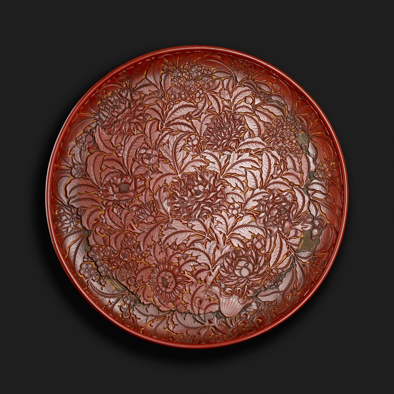 Faragott edény Xuande (1426-36) jelzéssel az alján, kínai (piros lakk a fán) alkotó: Chinese School