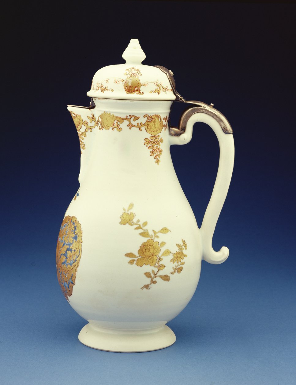 Meisseni formájú kávéskanna, túlnyomórészt aranyozott, Gustav Gabriel Loodh karjaival, Qianlong (1736-95) (porcelán) (210133 oldalnézete) alkotó: Chinese School