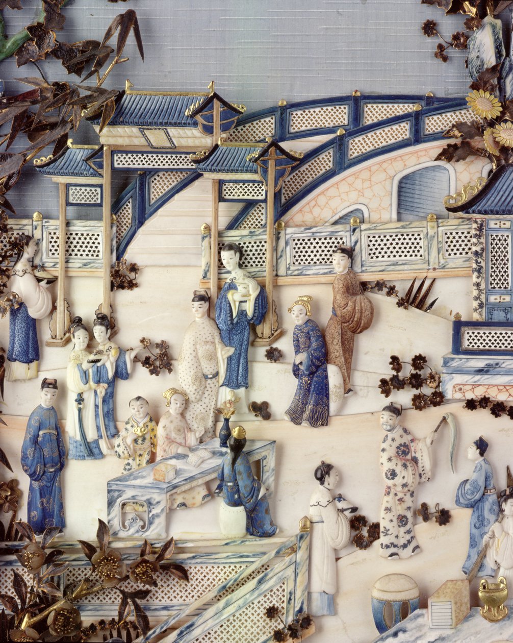Részlet egy teraszon álló alakokat ábrázoló panelről, Qianlong időszak, 1736-95 (polikróm elefántcsont) (lásd: 203572) alkotó: Chinese School
