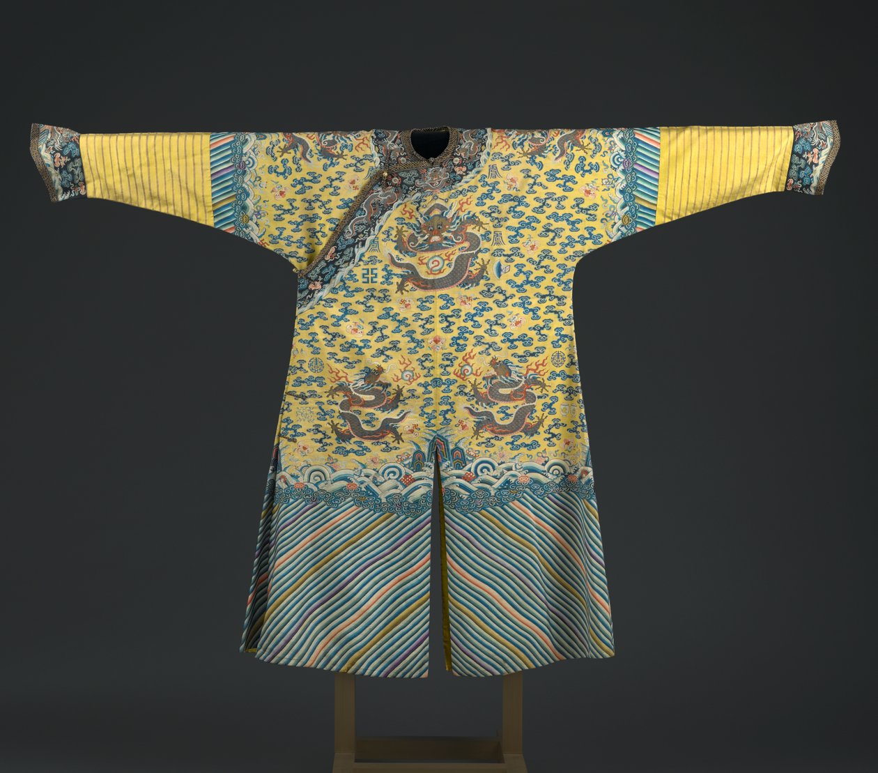 Császári köntös gombokkal (textil) alkotó: Chinese School