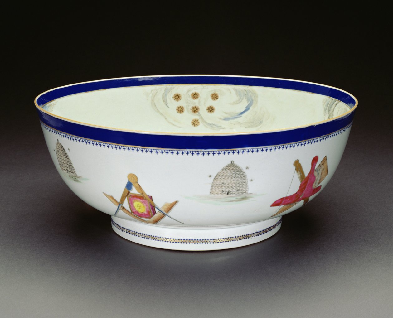 Famille Rose Export szabadkőműves tál, Qianlong időszak, 1736-95 (porcelán) (lásd még: 133044 és 133046) alkotó: Chinese School